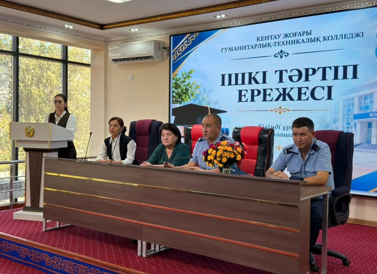 Сотрудник полиции Кентау выступает перед школьниками