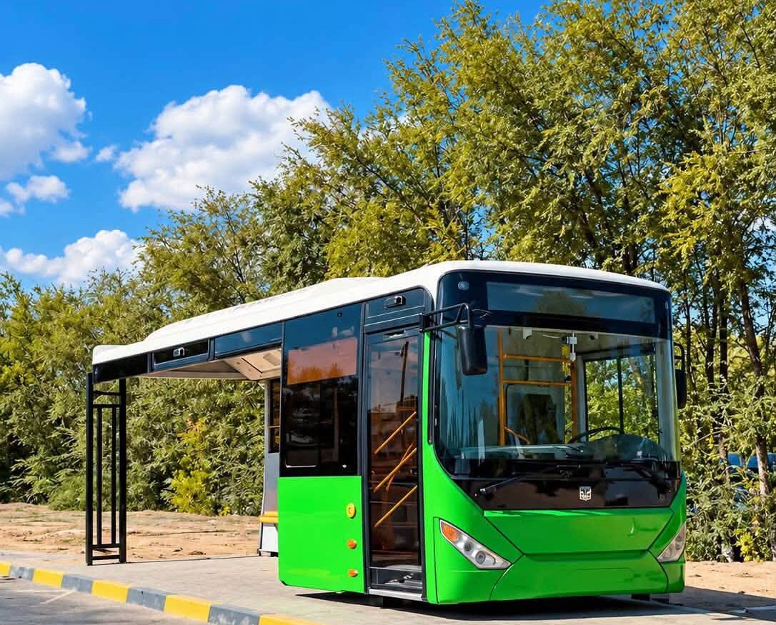 Автобусная остановка из кузова списанного автобуса в Туркестане