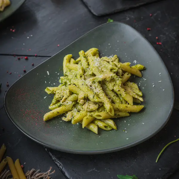 pasta s kurinoj grudkoj i sousom pesto