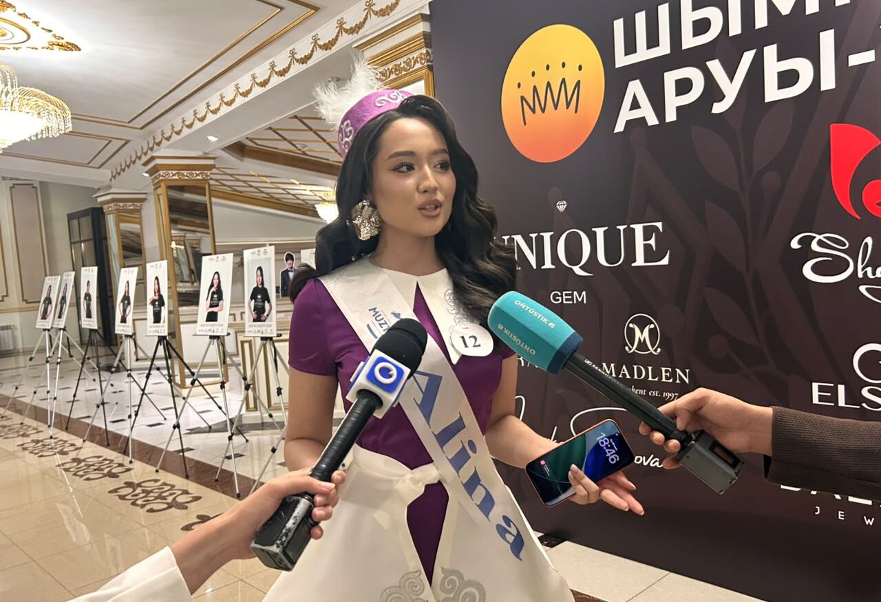 Участницы конкурса «Шымкент аруы – 2026» на сцене Дворца «Туркестан»