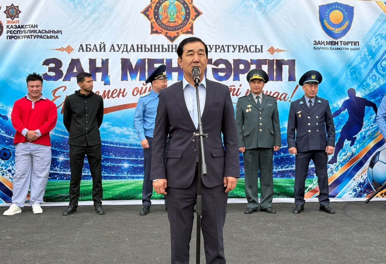 Школьные футбольные команды Абайского района на поле спорткомплекса «Металлург»