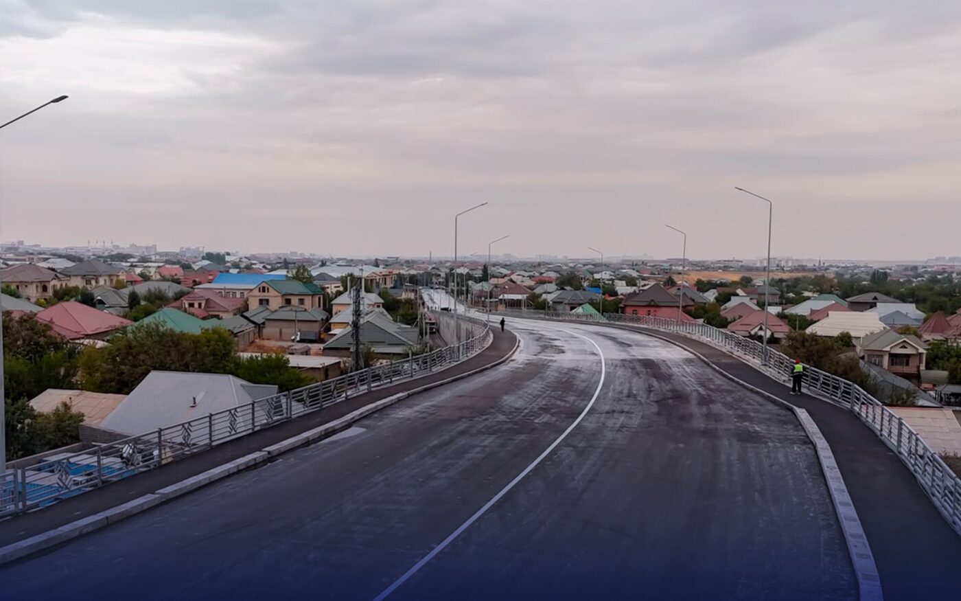 Новый автомобильный путепровод на улице Тленшина в Шымкенте над железнодорожными путями